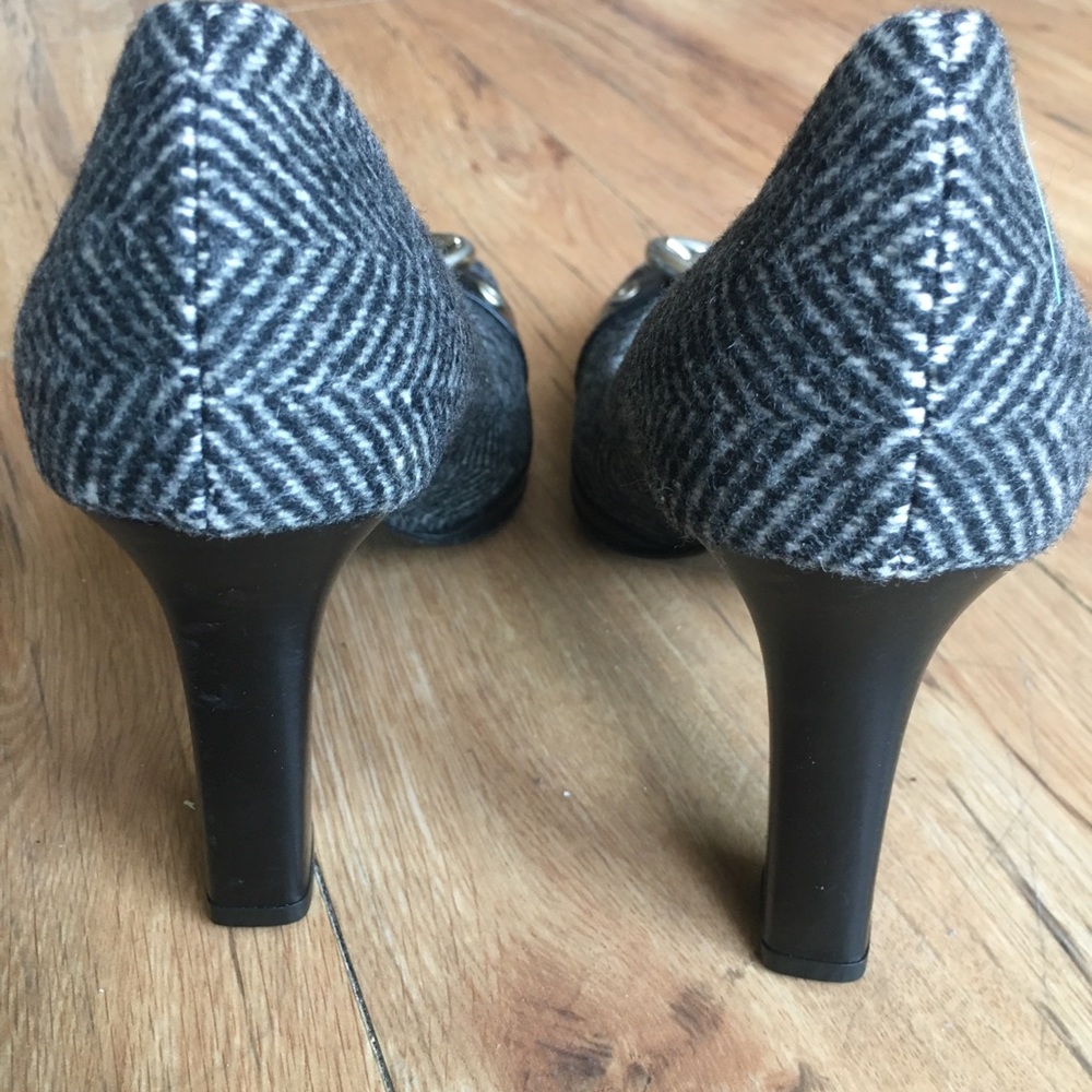 NWOT Burberry Black Striped Chevron Wool Heels - Picture 5 of 10
